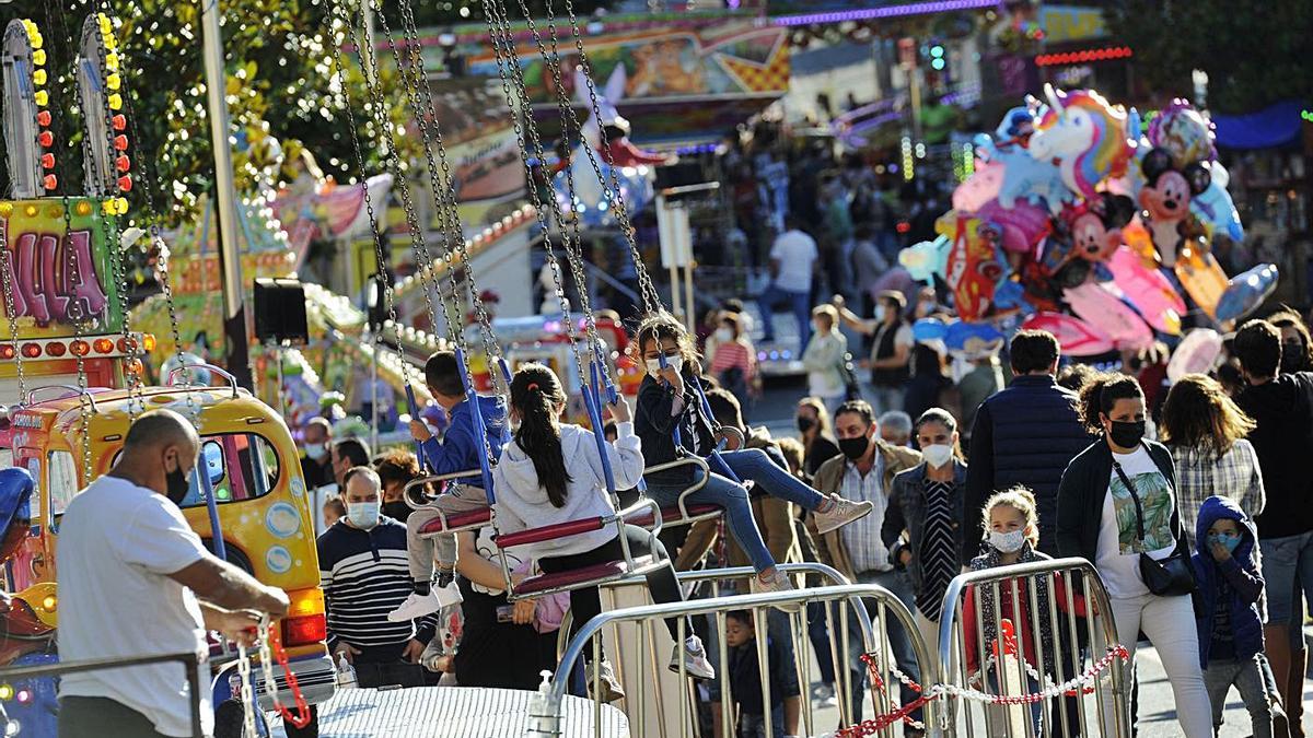 El Concello, recuerda el regidor, fue felicitado por los feriantes por permitir las atracciones. |   // BERNABÉ/J.LALÍN