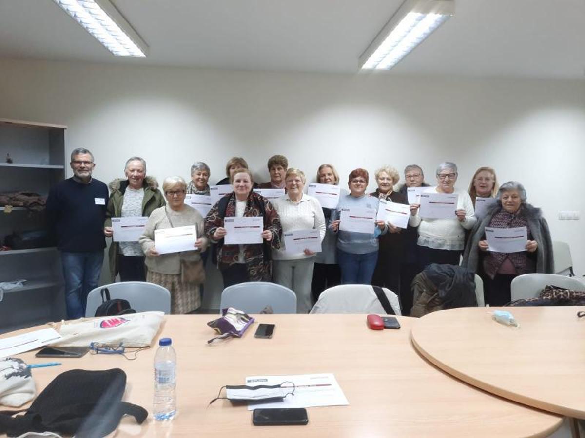 Las socias, con sus diplomas, tras un curso de habilidades digitales.