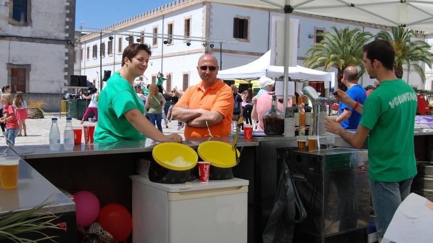 Antonia Triguero y Amer Hijazi en uno de los puestos que se instalaron en el cuartel.