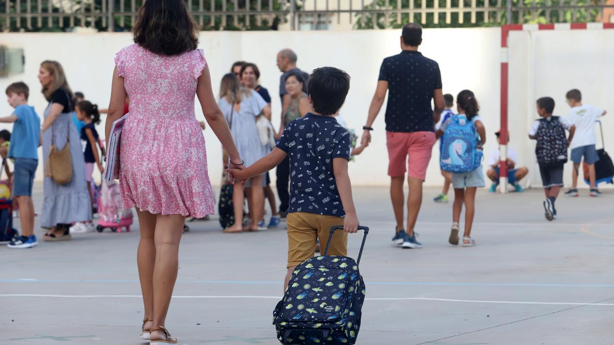 Un niño y una madre de camino al colegio