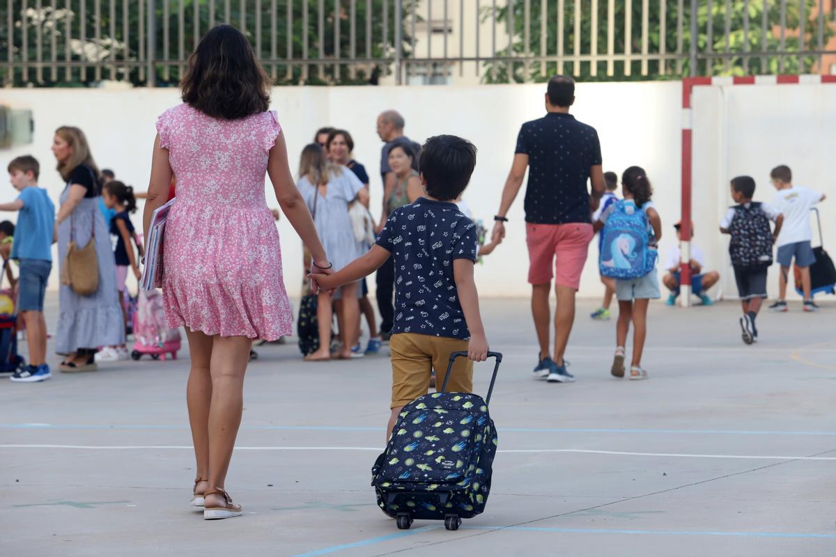 Un niño y una madre de camino al colegio