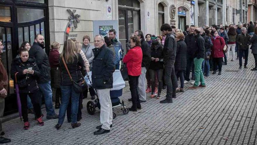 Las colas se han formado ante la puerta de la Tourist Info, en la plaza de España