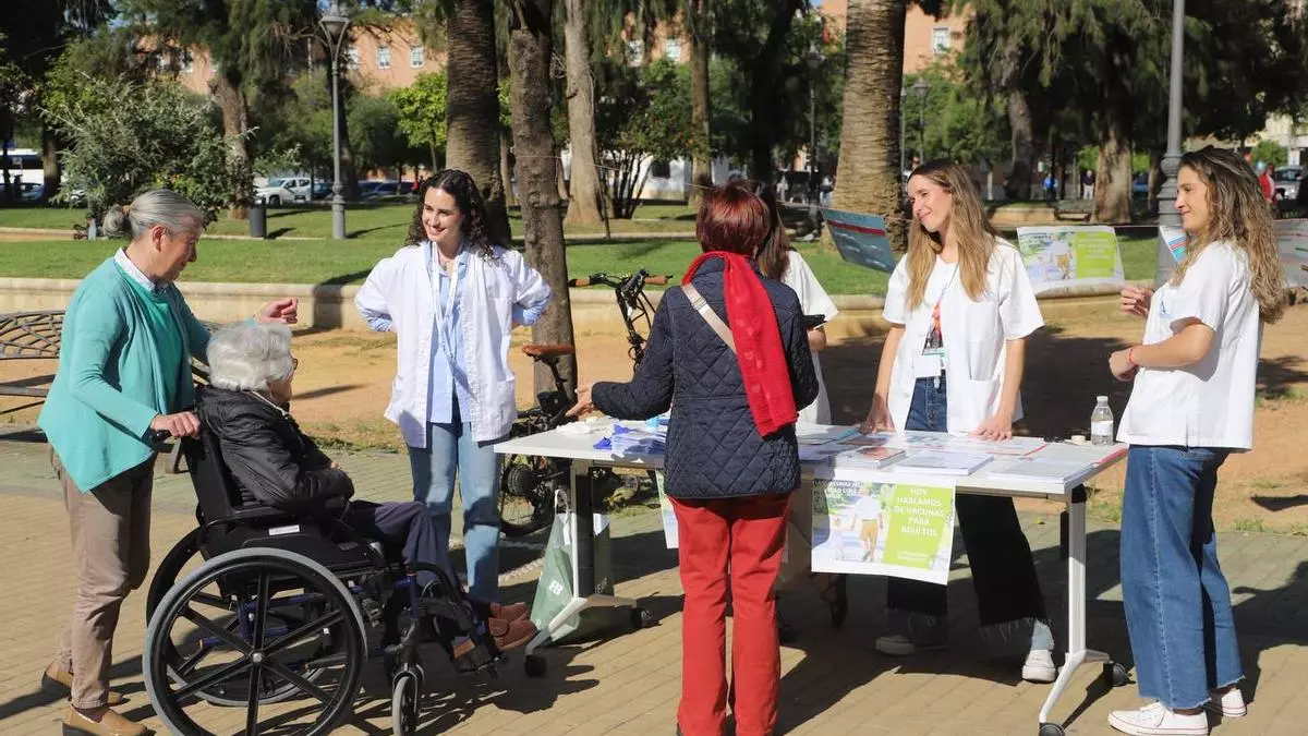 Las enfermeras salen a la calle para ofrecer consejos a los cordobeses