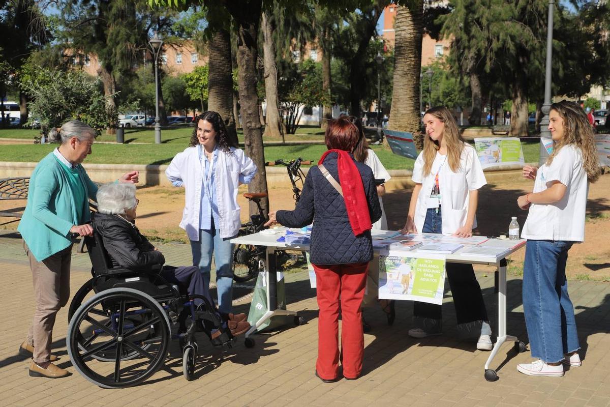 Las enfermeras reciben a una usuaria en el expositor.