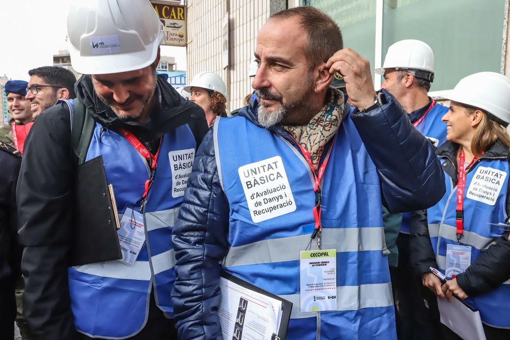 [SIN TITULO] La Generalitat realiza un gran despliegue de recursos, incluido un simulacro de una situación de pillajes en comercios tras un terremoto, helicóptero, bomberos o la intervención de la UME