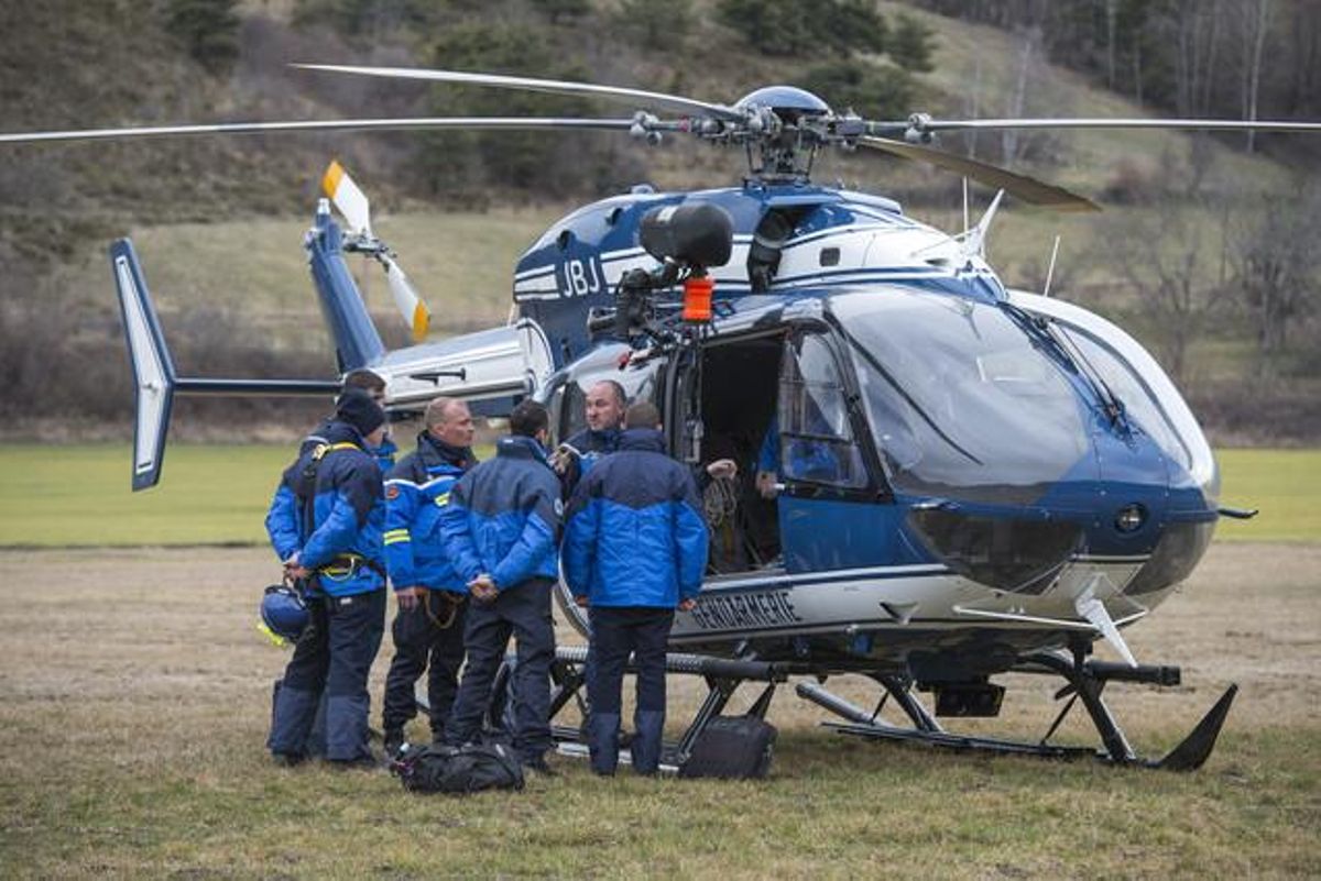 Un grup dels equips d’emergència es disposen a reiniciar les tasques de rescat a Seynes-les-Alpes.