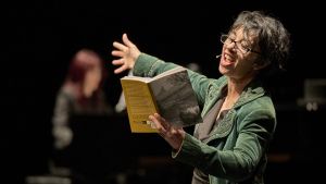 En la presentación de la nueva edición de Teatralia, Alicia Merino interpreta Matilla, el hombre de las cien manos, creada y dirigida por Olga Margallo, inspirada en Luis Matilla, a quien homenajea el festival.