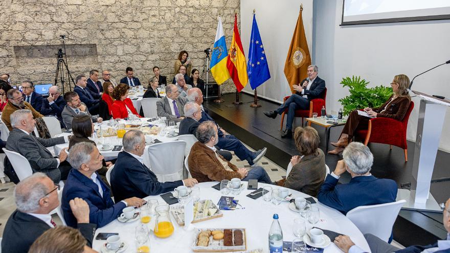 Clavijo suma el «rigor científico» de las universidades canarias a su gestión