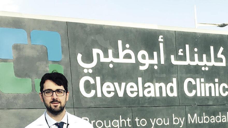 El cirujano vigués Andrés Obeso, en el Cleveland Clinic de Abu Dabi.