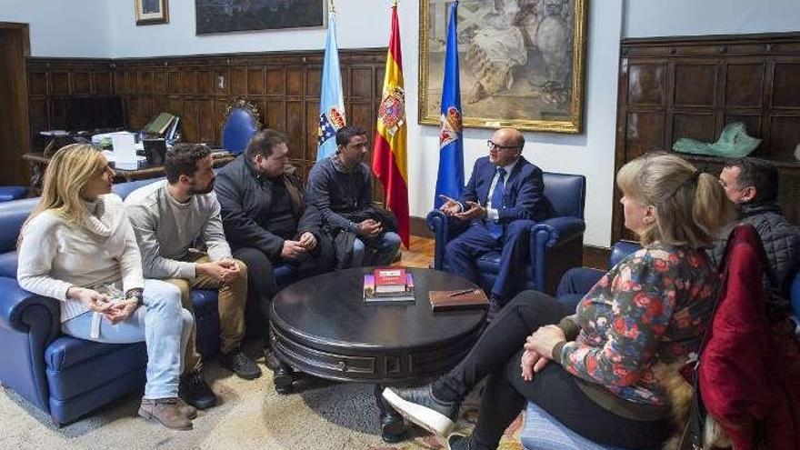 Reunión de Baltar con representantes de Ramirás. // FdV