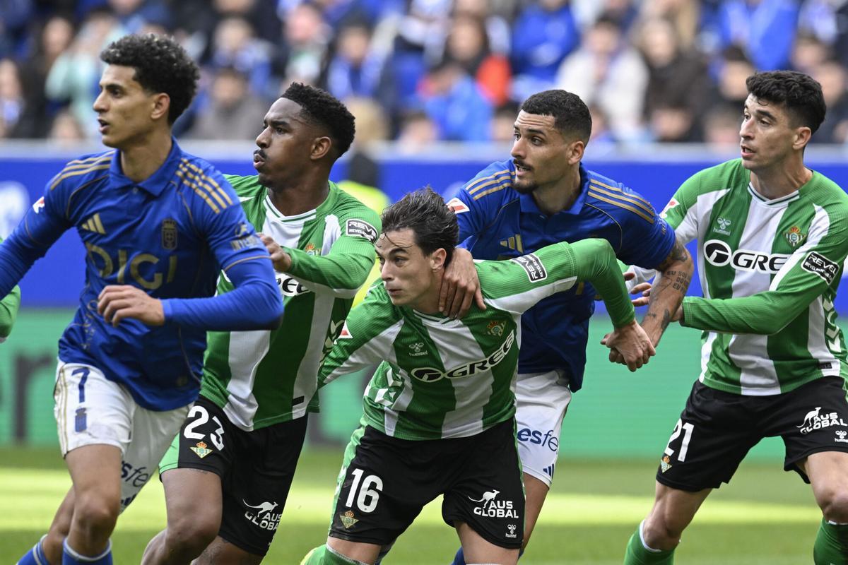 Jugadores del Real Oviedo y el Real Betis pugnan por el balón en un centro lateral.EFE/Eloy Alonso. (OVIEDO) (BETIS)