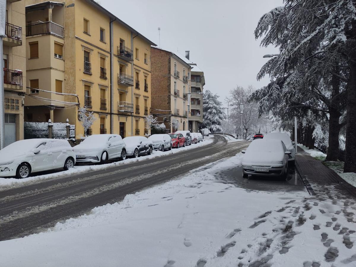 Una calle de Jaca nevada este pasado sábado día 24.