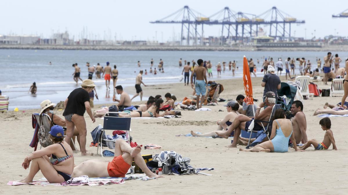 Los turistas abarrotan playas y terrazas