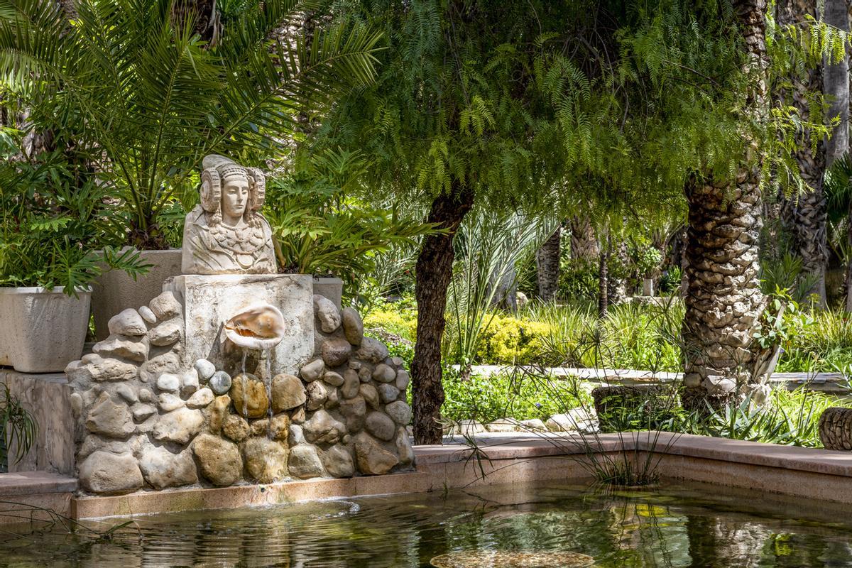 Dama de Elche, emblema del arte ibérico, en un jardín. Palmeral de Elche, Alicante, España