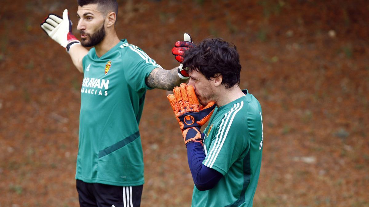 Ratón y Cristian Álvarez, durante un entrenamiento del Real Zaragoza.