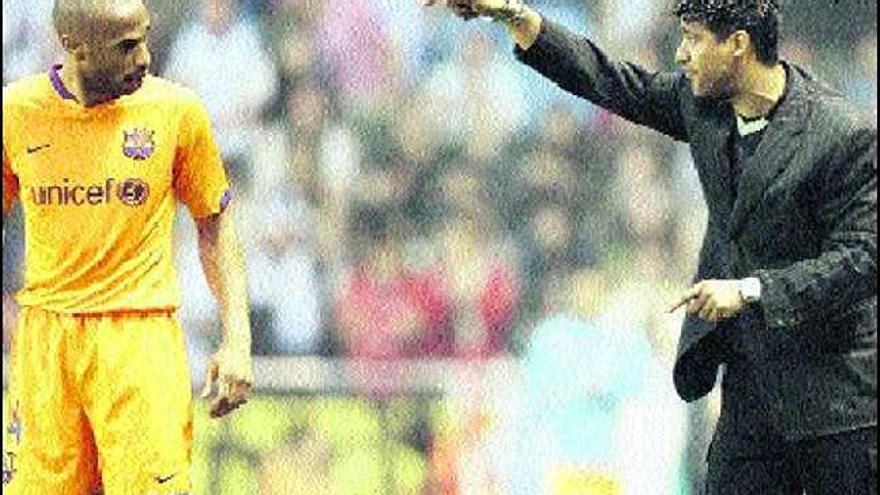 Rijkaard, dando instrucciones a Henry el pasado sábado, durante el partido frente al Deportivo.