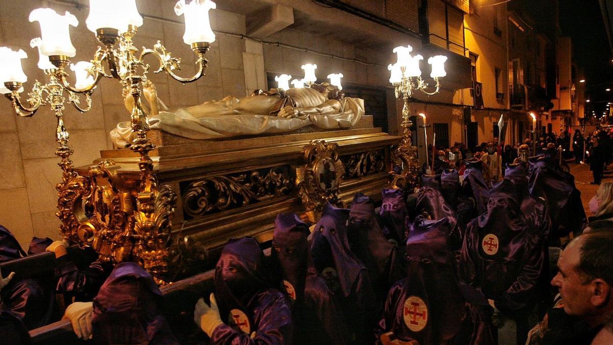 El paso del Cristo Yacente de Ortells, portado a hombros en la procesión del Viernes Santo, es una de las estampas más emotivas de la Semana Santa de Vila-real.