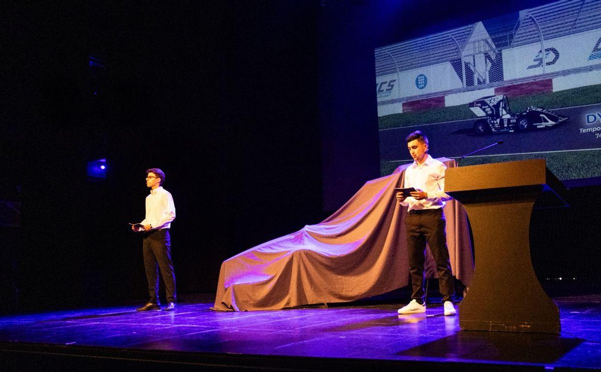 El vehicle, a l'escenari abans de poder-lo veure