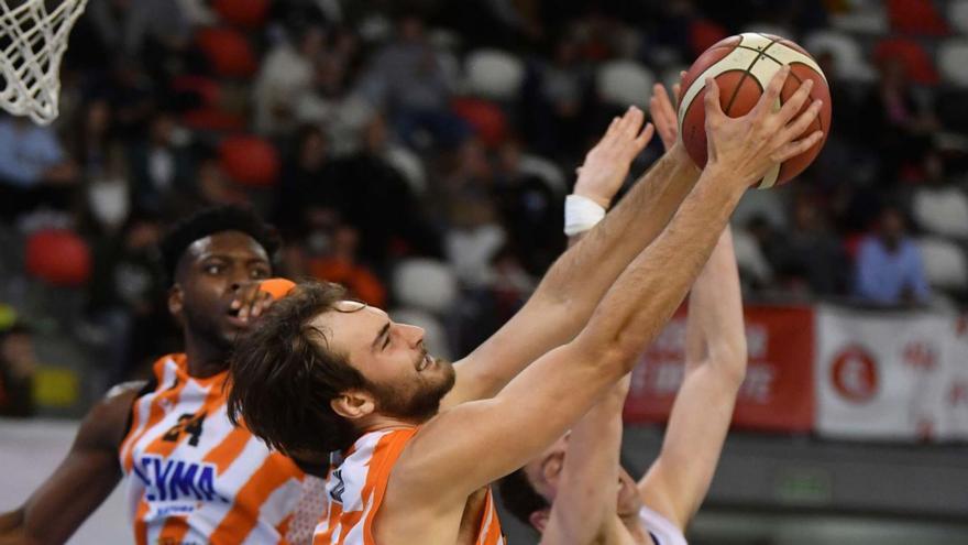 Alejandro Galán pelea una pelota el pasado fin de semana en el duelo ante el Valladolid. |  // VÍCTOR ECHAVE