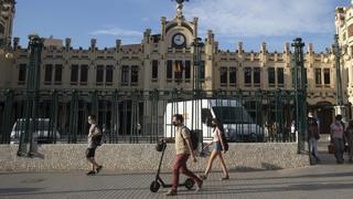 Renfe aprueba prohibir el acceso de patinetes eléctricos en todos sus trenes de viajeros