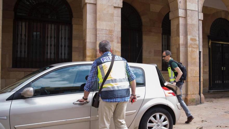 Registran el Ayuntamiento de Oviedo en una operación policial por la contratación irregular de semáforos