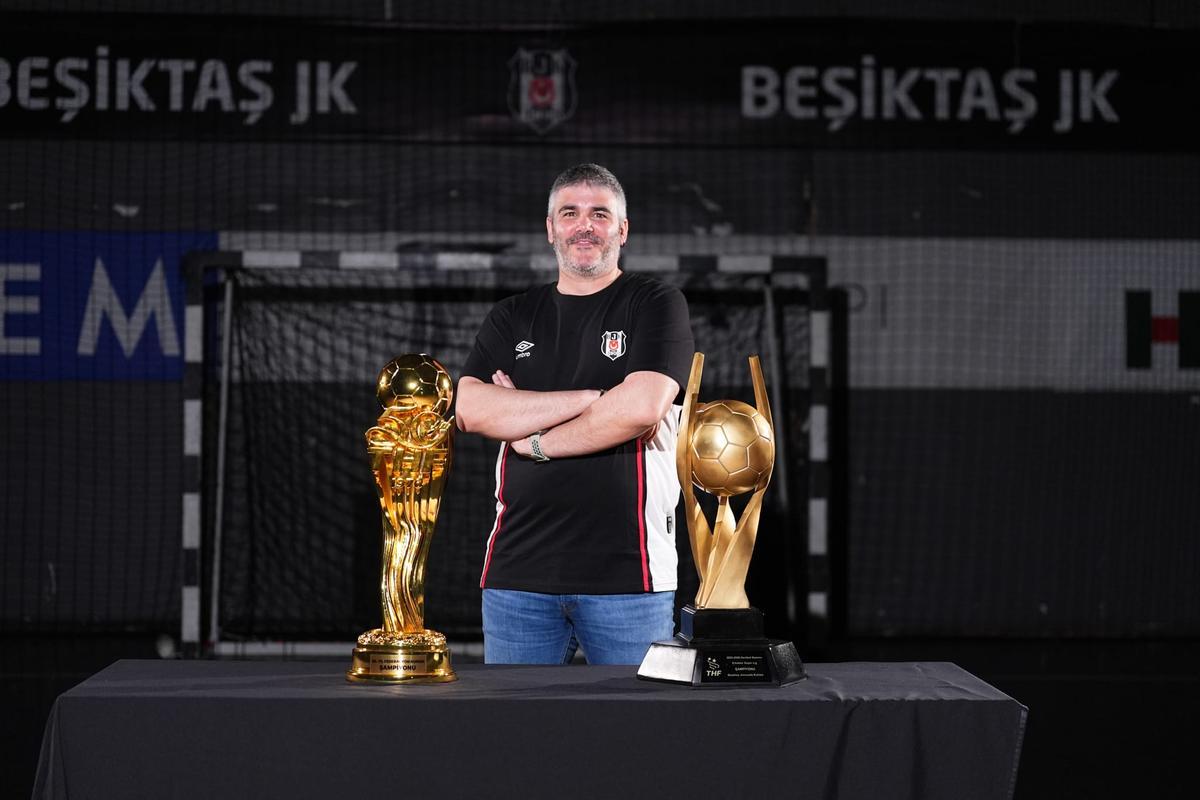 Jota posa con los trofeos de Liga y Copa ganados esta temporada con el Besiktas.