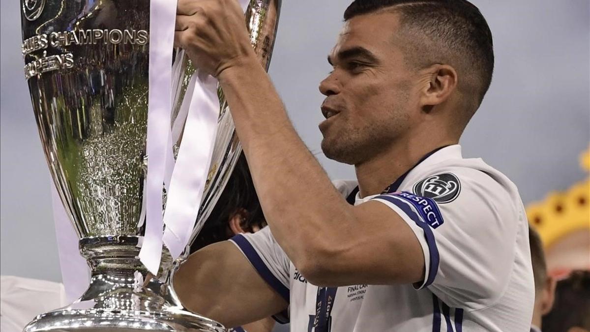 Pepe levanta la Champions tras la final de Cardiff