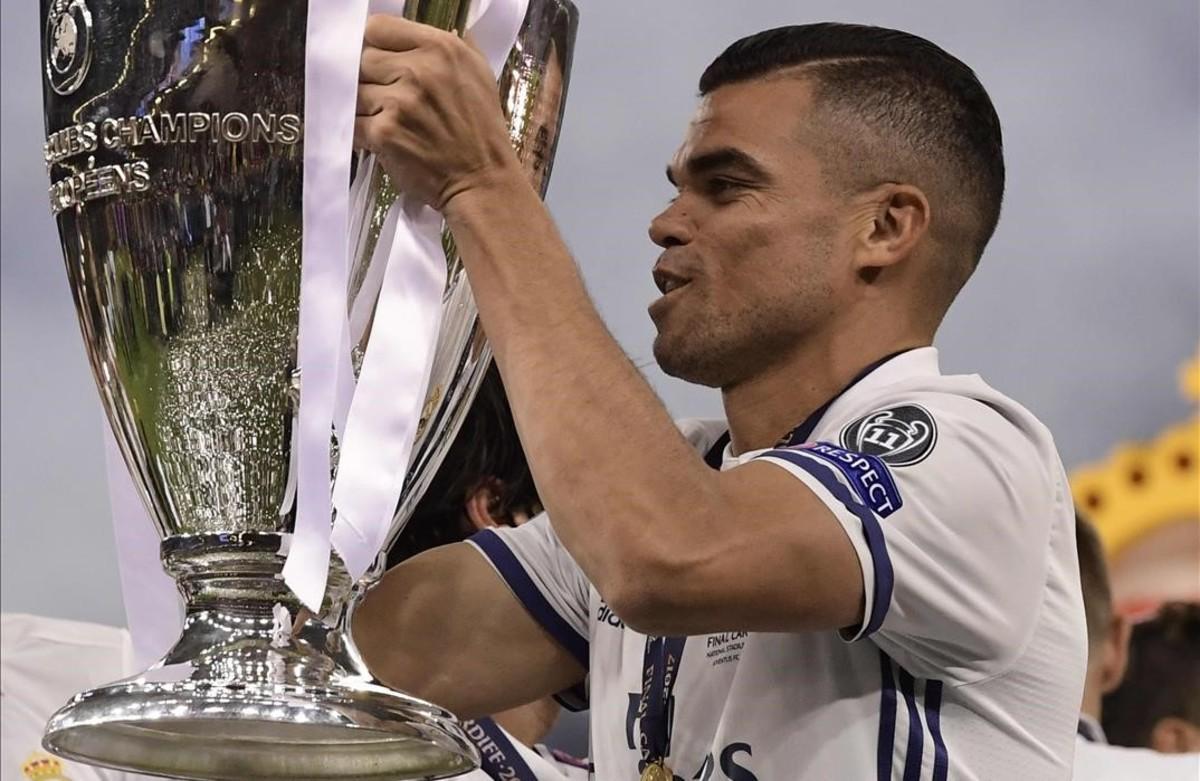 undefined38732509 real madrid s portuguese defender pepe lifts the trophy afte170605185109