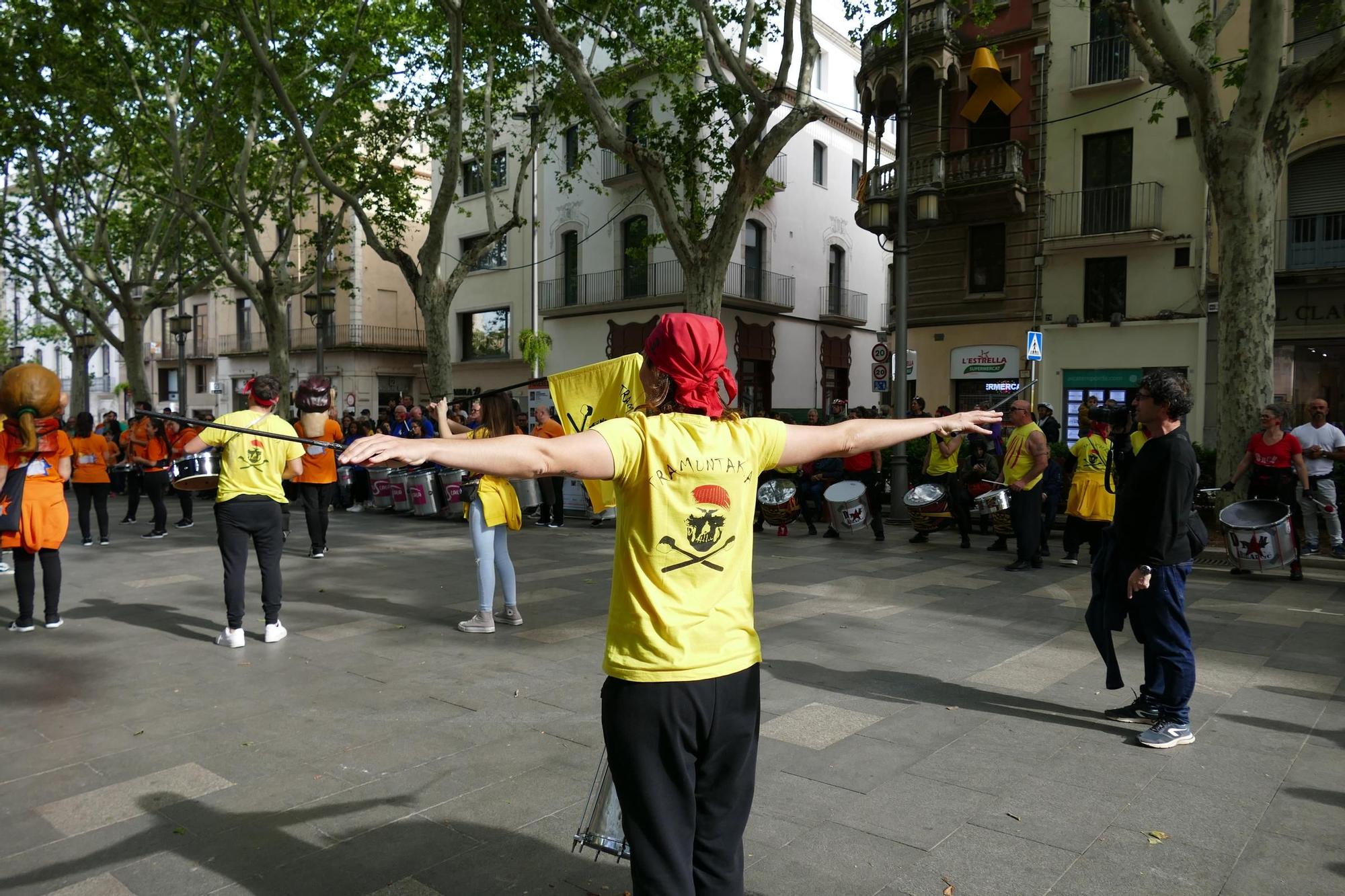 Figueres ressona amb una gran batucada de Santa Creu
