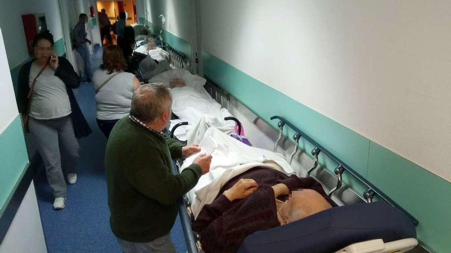 Pacientes y sus familiares en uno de los pasillos de Urgencias en el Hospital de Montecelo. // FdV