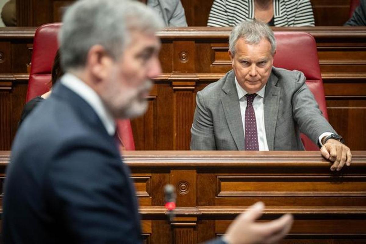 El socialista Sebastián Franquis escucha desde su escaño la intervención del presidente Fernando Clavijo.