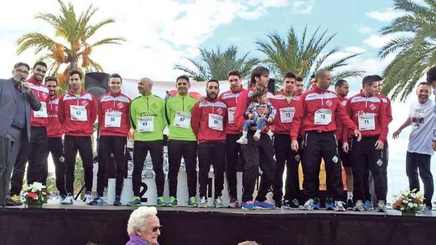 Los jugadores y técnicos del Palma Futsal, en el podio con Izan tras la carrera.