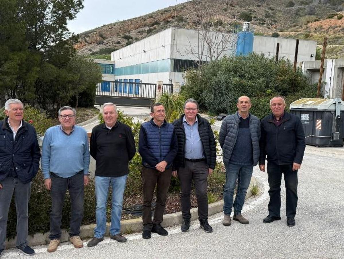 Representantes de las cinco comunidades de regantes que piden de forma conjunta las inversiones al Consell