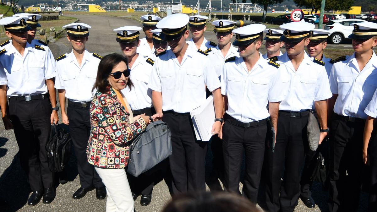 La ministra saludó a los alumnos de la Escuela Naval y preguntó por sus inquietudes y día a día.