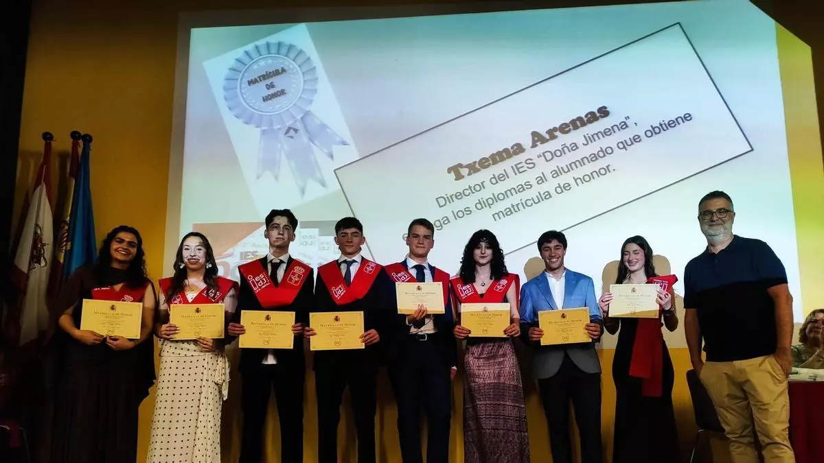 Las graduaciones toman velocidad en Gijón: los institutos Doña Jimena, Montevil y Roces festejan sus actos