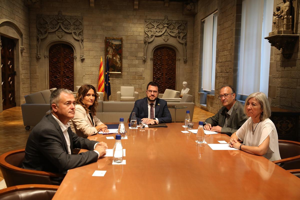 El ’president’ de la Generalitat, Pere Aragonès, con los líderes de Òmnium, ANC y AMI.