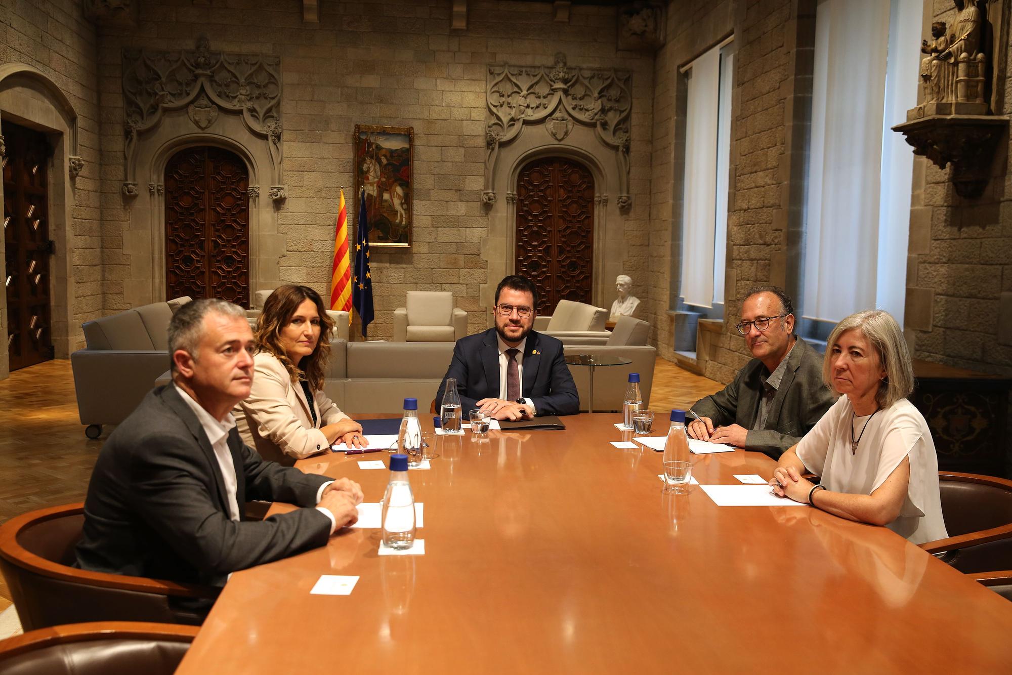 El 'president' de la Generalitat, Pere Aragonès, con los líderes de Òmnium, ANC y AMI.