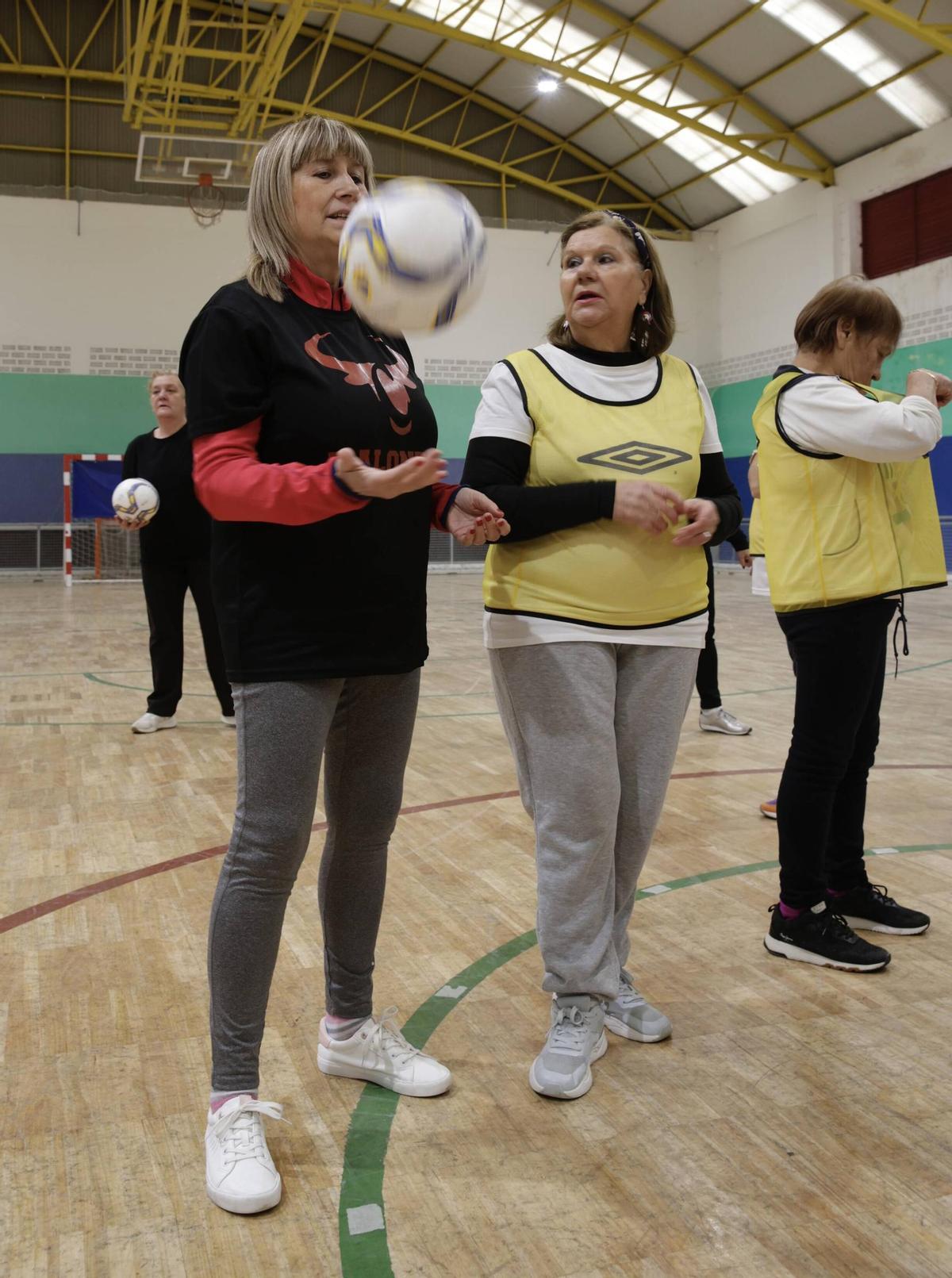 Fútbol andando, el deporte de moda entre los mayores de Langreo