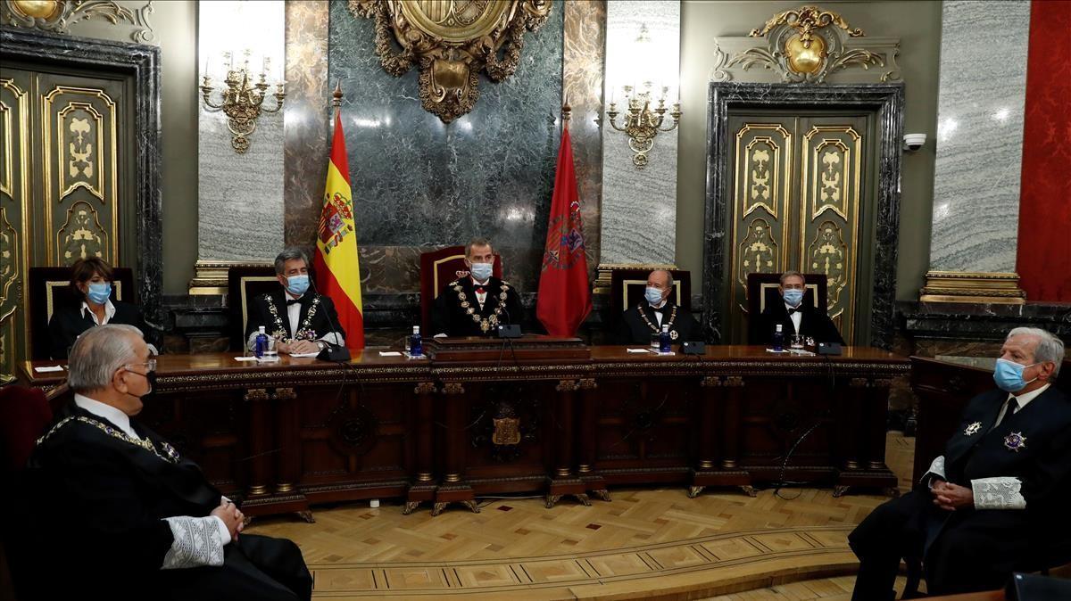 GRAF812  MADRID  07 09 2020 - El rey Felipe VI acompanado por el presidente del Consejo General del Poder Judicial (CGPJ)  Carlos Lesmes (2i)  el ministro de Justicia  Juan Carlos Campo (2d)  la fiscal general del Estado  Dolores Delgado (i)  y el presidente de la sala de lo civil del TS  Francisco Marin Castan (d)  al inicio del acto de inauguracion del ano judicial en una ceremonia celebrada este lunes en el Salon de Plenos del Tribunal Supremo  en Madrid  El monarca inaugura un ano judicial totalmente inaudito  marcado por las restricciones de la COVID-19  que hicieron que  al protocolo habitual de este solemne acto  se sumara el sanitario para cumplir con las medidas de seguridad impuestas por la pandemia  EFE J J  Guillen POOL