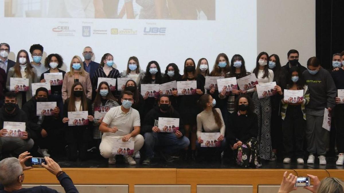 Foto de familia de los ganadores del IV Certamen del Espíritu Emprendedor con las autoridades participantes en el acto.  | MEDITERRÁNEO