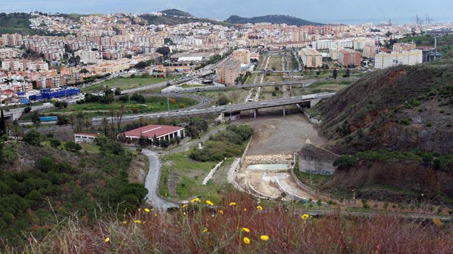 Vista de Málaga desde el pantano del Limonero.