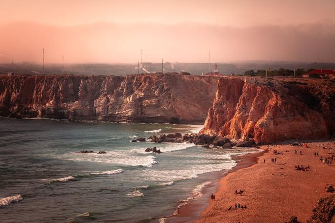 Rocas del cabo de San Vicente con los colores anaranjados del atardecer