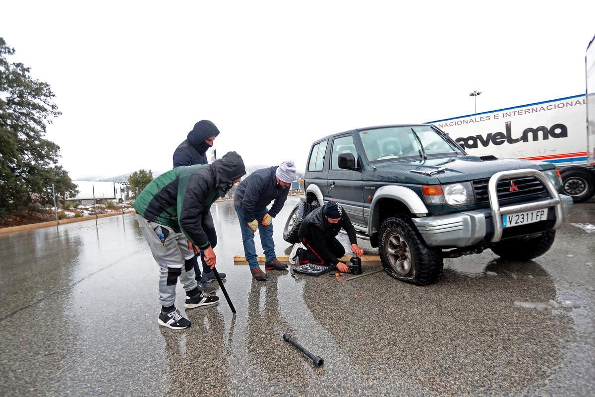 Numerosos transportistas permanecen atrapados en El Rebollar