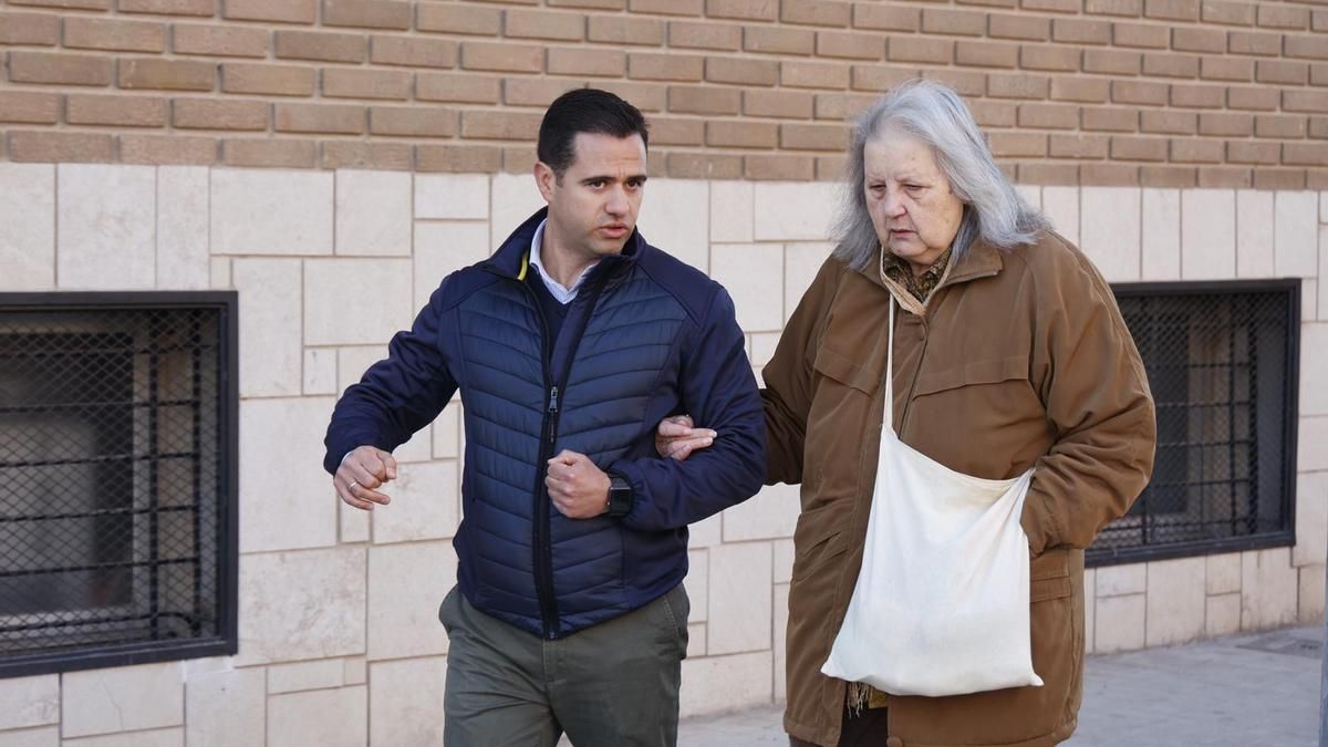 La propietaria de la vivienda se aleja de la concentración tras haber visto los destrozos.