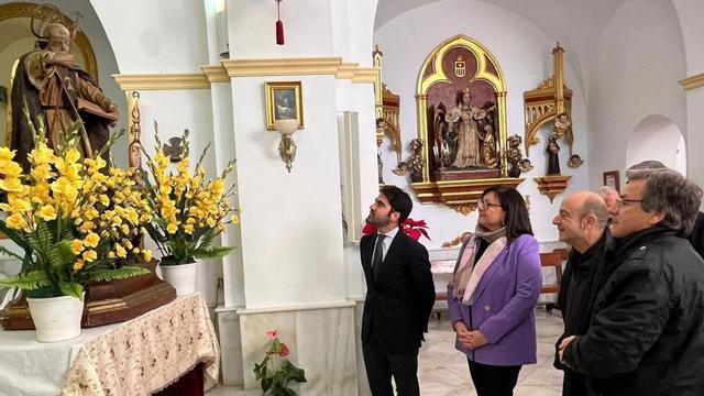 El edil de Cultura, Diego Avilés, contempla la talla del siglo XVIII en la iglesia.  | AYTO.MURCIA