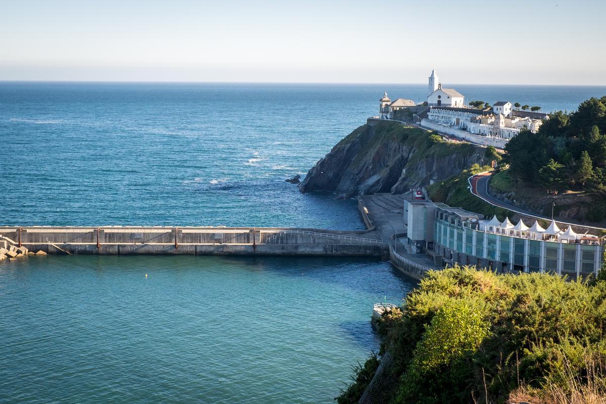 Al fondo, Faro de Luarca