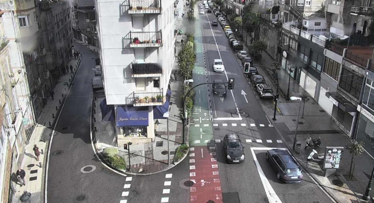 Vista del cruce de Camelias con Romil, desvío que deberán tomar los conductores al cerrarse el Paseo de Granada.