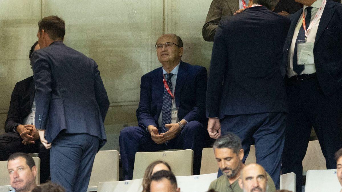 El presidente del Sevilla, José Castro, vio el partido desde la tribuna del Estadi Olímpic
