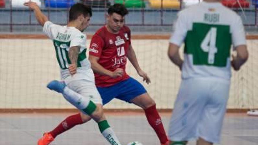 Adrián dispara durante el partido de ayer.