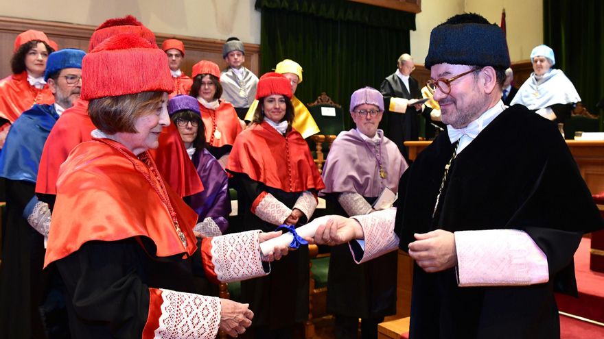 La catedrática de la UA María Teresa Soler recibe el máximo honor académico en Santiago de Compostela